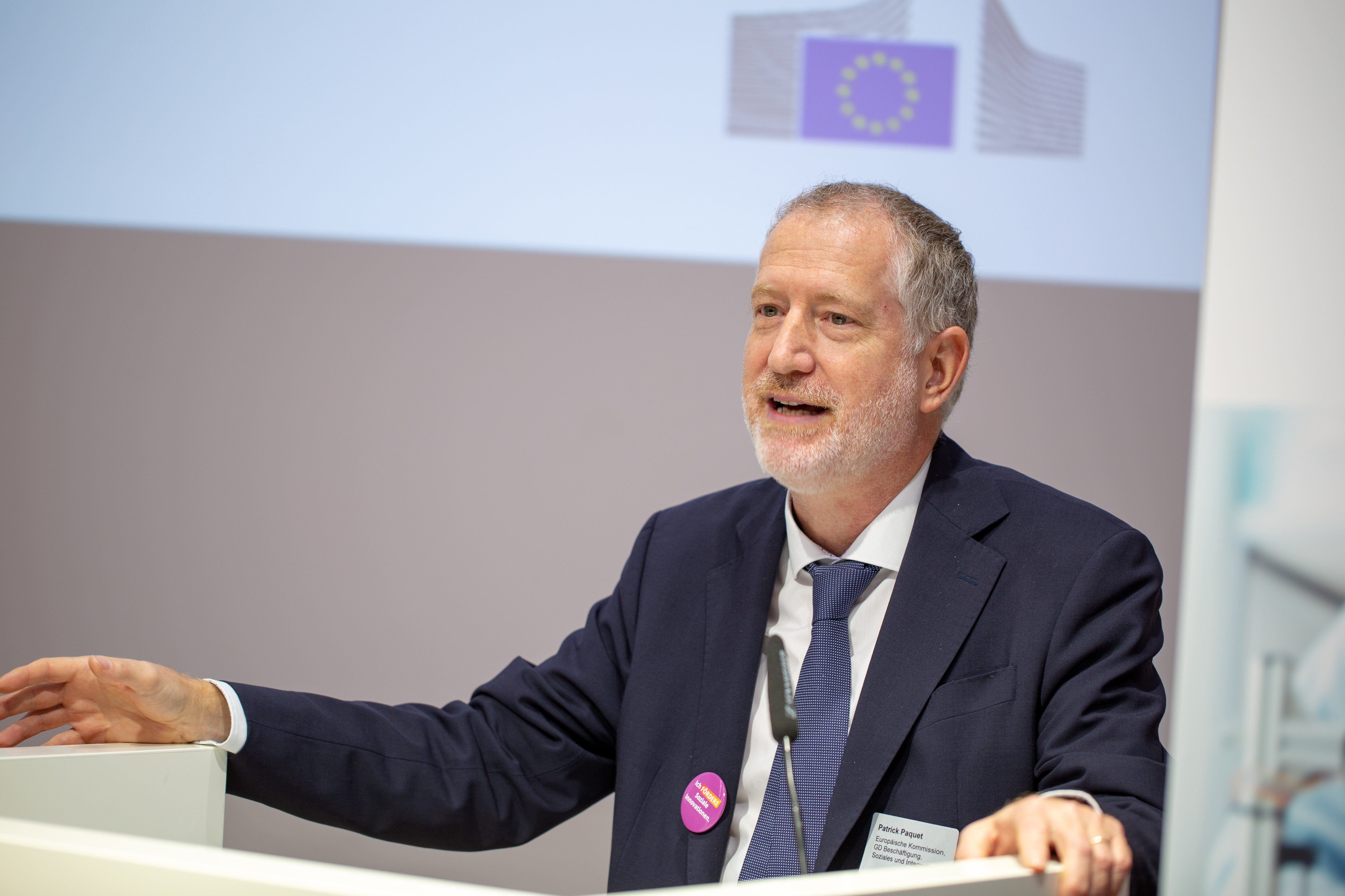 Bild: Patrick Paquet, Referatsleiter in der Generaldirektion Beschäftigung, Soziales und Integration der EU-Kommission, referiert am Rednerpult.
