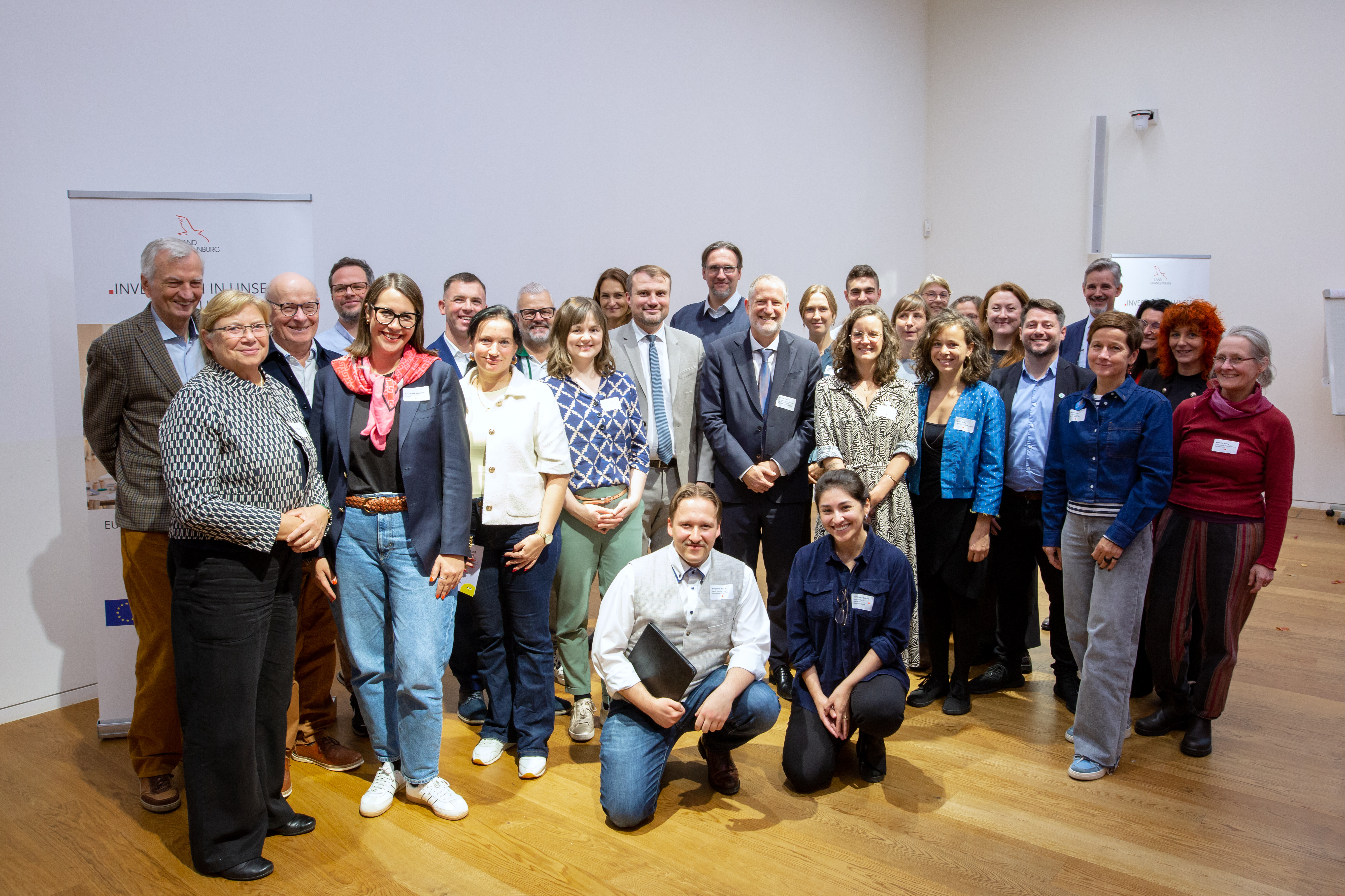 Bild: Gruppenbild aller teilnehmenden Modellprojektverantwortlichen mit Wirtschaftsminister Daniel Keller und Patrick Paquet (mittig) und WFBB-Geschäftsführer Dr. Steffen Kammradt hinten rechts.