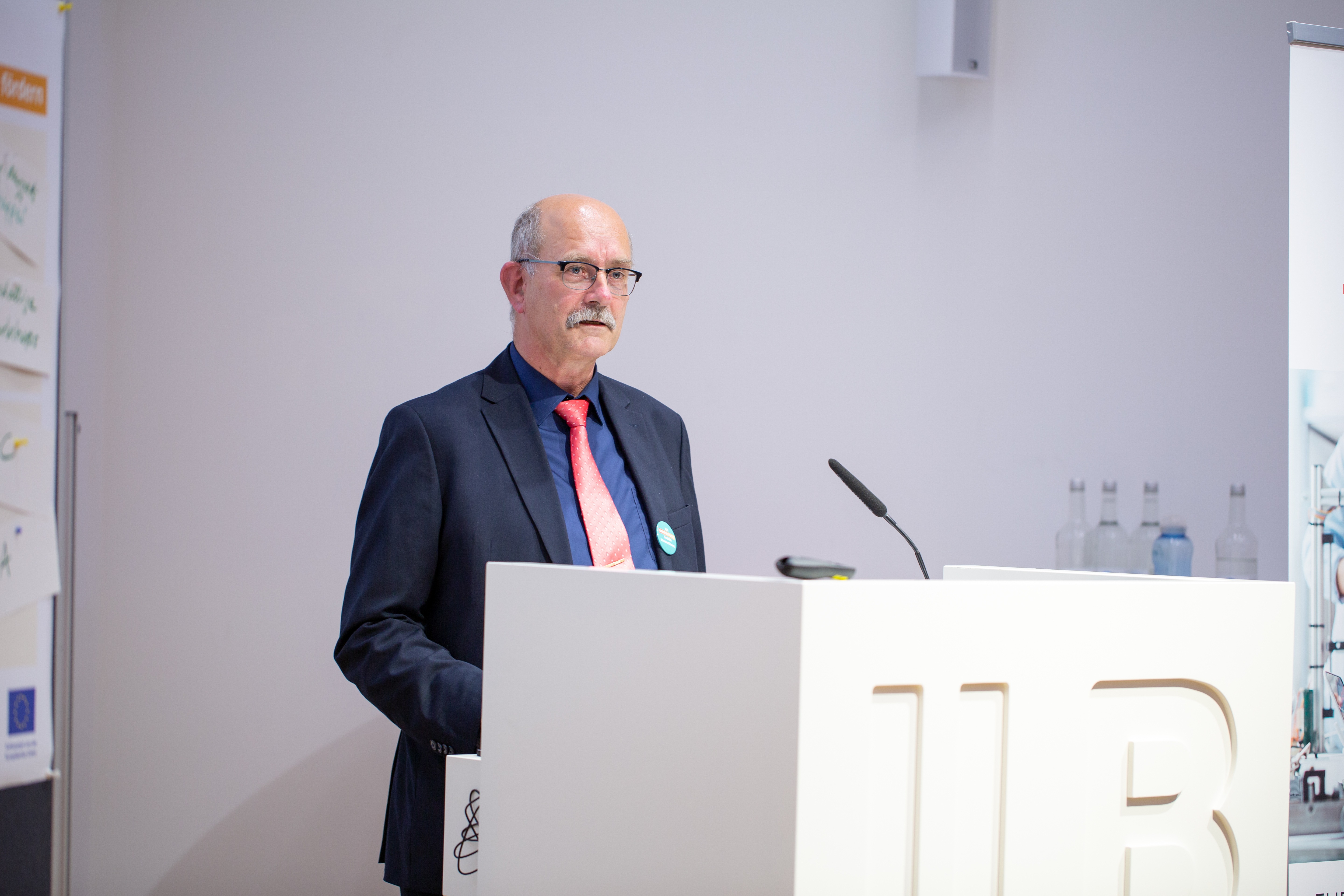 Bild: Dr. Volker Offermann, Referatsleiter Arbeitsmarktintegration, Fachkräfte im MWAEK, steht am Rednerpult.