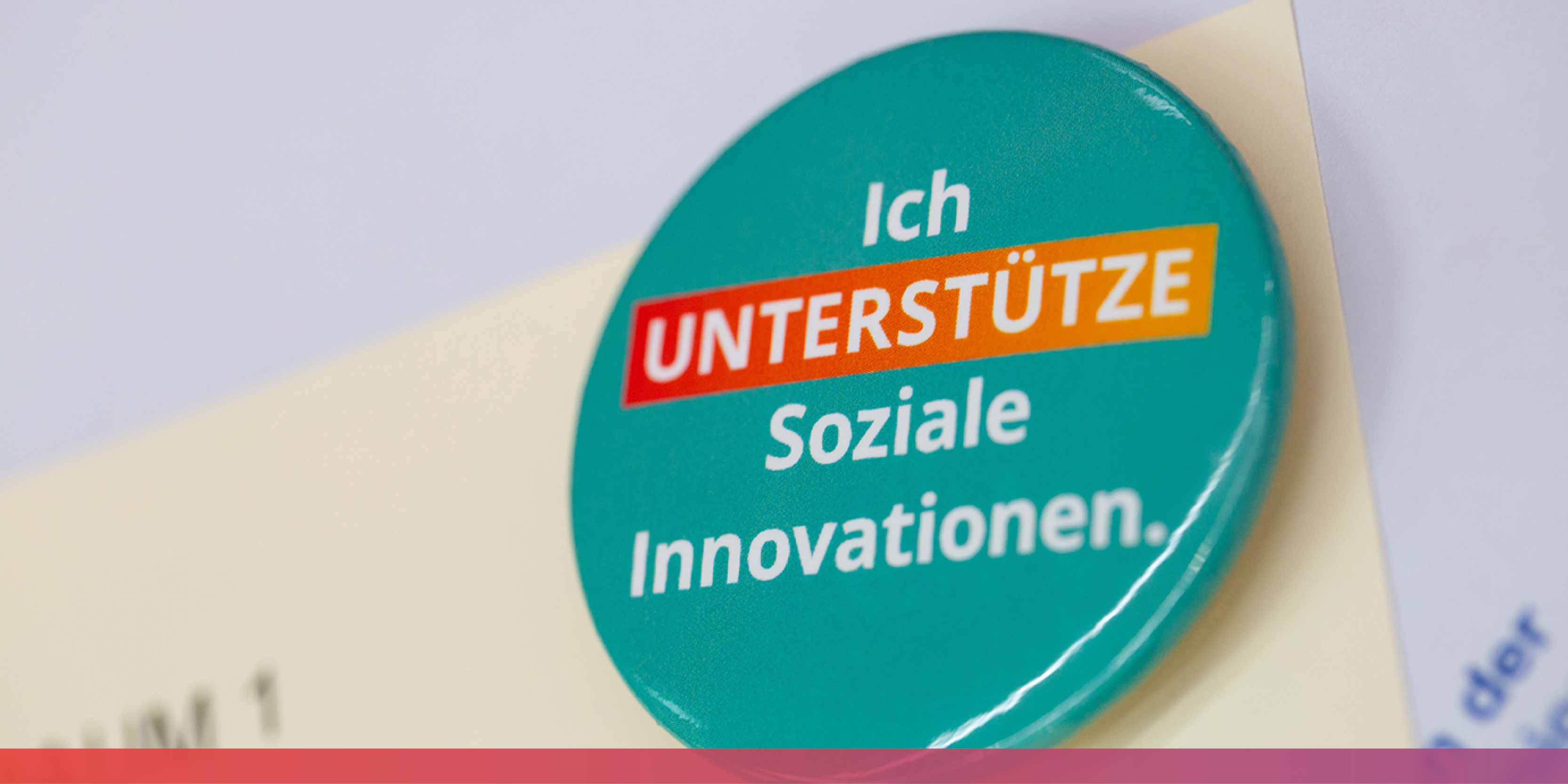 Nahaufnahme eines Buttons mit der Aufschrift 'Ich unterstütze Soziale Innovationen.'