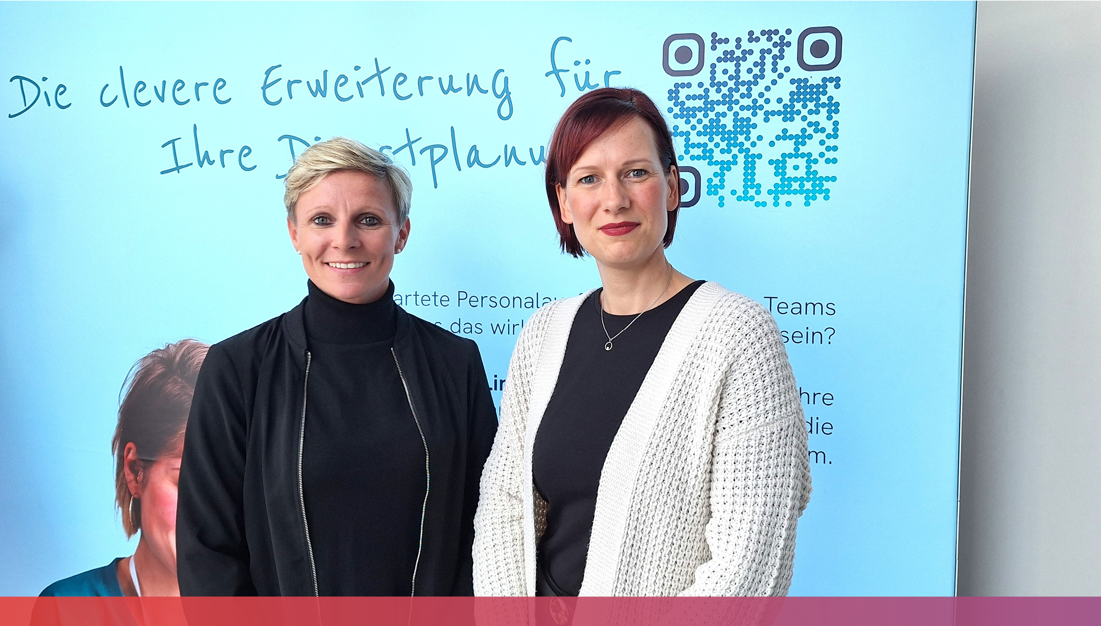 Lucie Ruß (links) und Fanni Mehner (rechts), beide vom Immanuel Klinikum Bernau Herzzentrum Brandenburg, stehen vor einem werbenden CrewLinQ-RollUp.