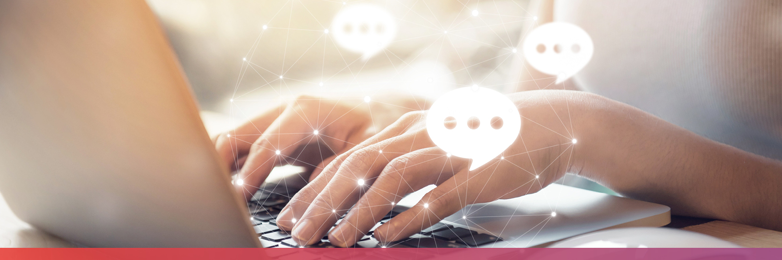 Aufgeklappter Laptop mit Händen, die auf die Tastatur tippen. Darübergelegt eine Grafik, die ein Netzwerk und Kommunikation symbolisch darstellt.
