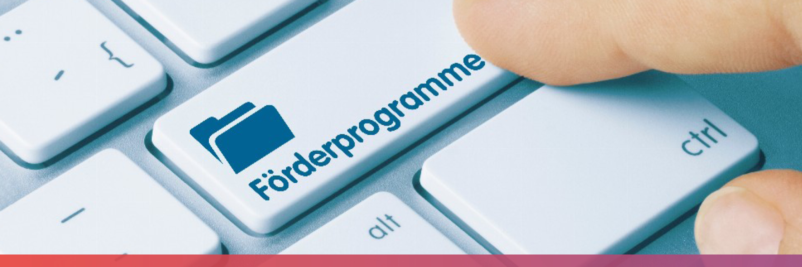 Eine Tastatur in Nahaufnahme. Auf der SHift-Taste steht das Wort 'Förderprogramme'.