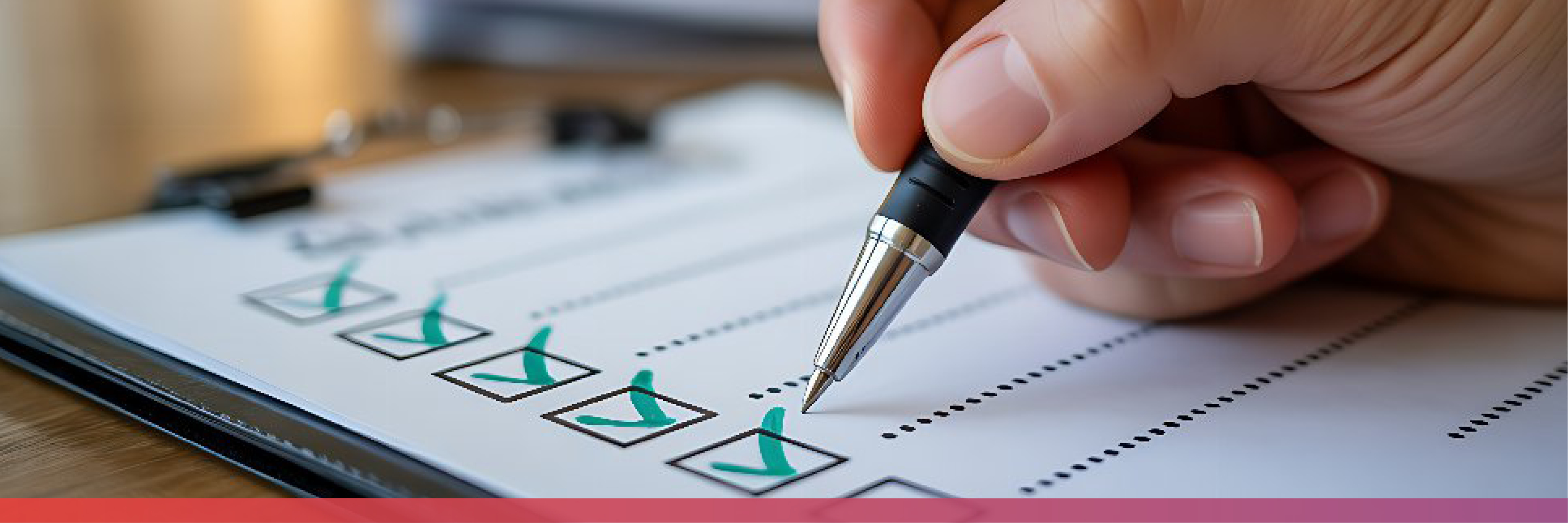 Eine Hand hält einen Stift, der einzelne Punkte einer Checkliste abhakt.
