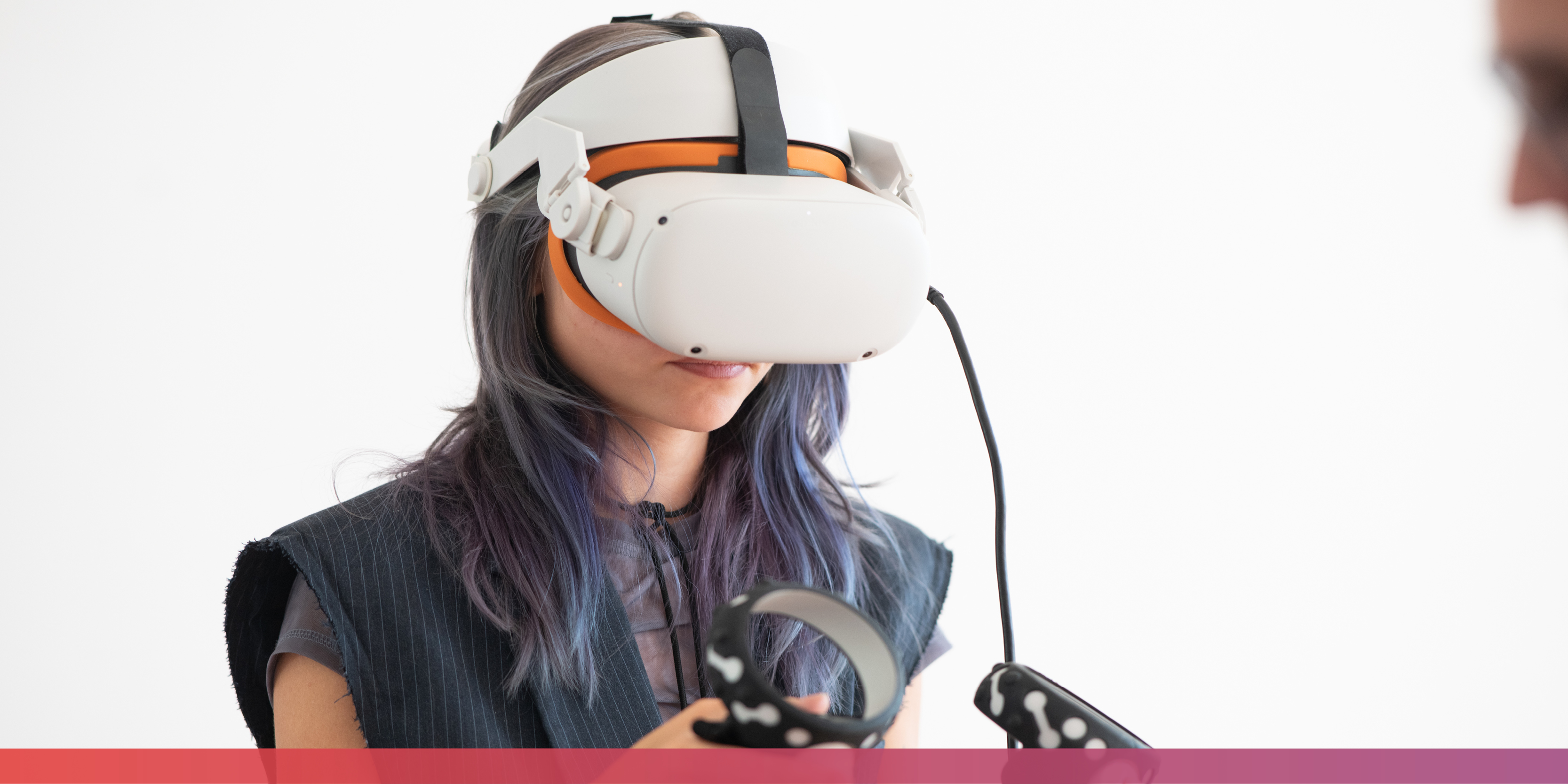 Eine Frau hat eine VR-Brille auf dem Kopf.