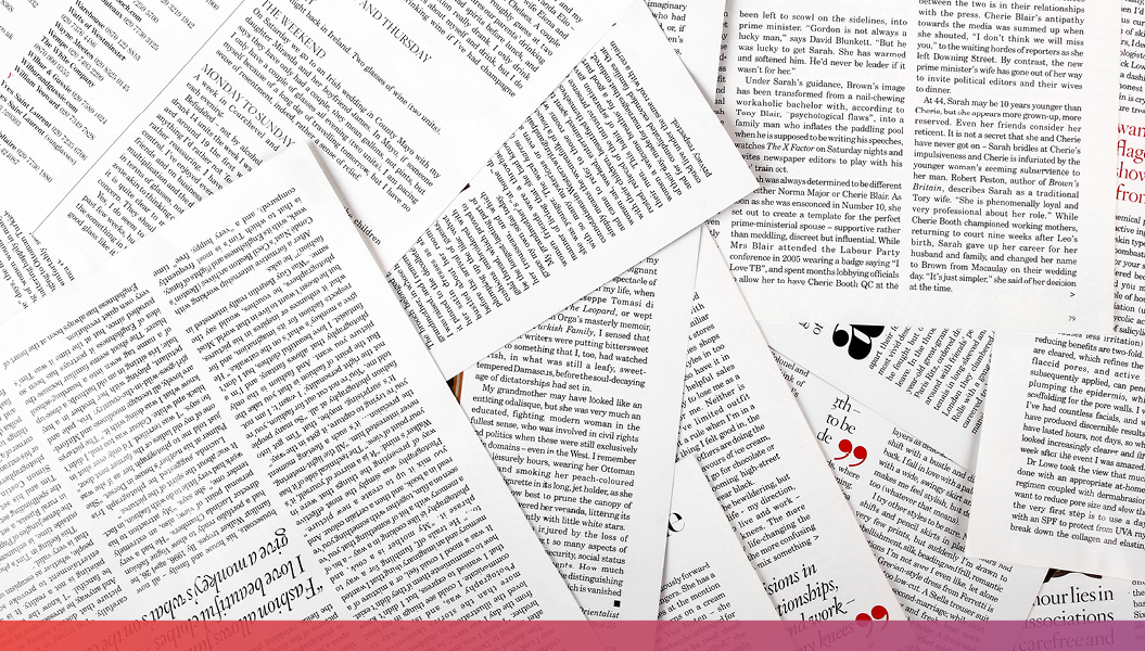 Viele übereinandergestalpelte Zeitungsseiten.