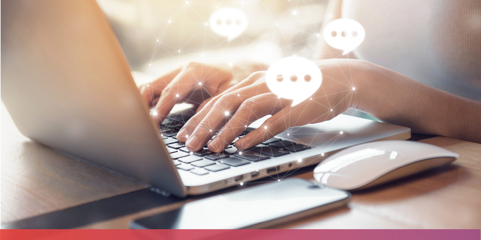 Bild: Aufgeklappter Laptop mit Händen, die auf die Tastatur tippen. Darübergelegt eine Grafik, die ein Netzwerk und Kommunikation symbolisch darstellt.