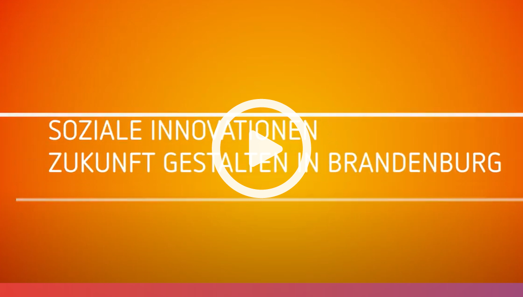 Video-Teaser_Soziale Innovationen in Brandenburg (© WFBB) Screenshot aus dem verlinkten Video mit einem Play-Button in der Mitte.