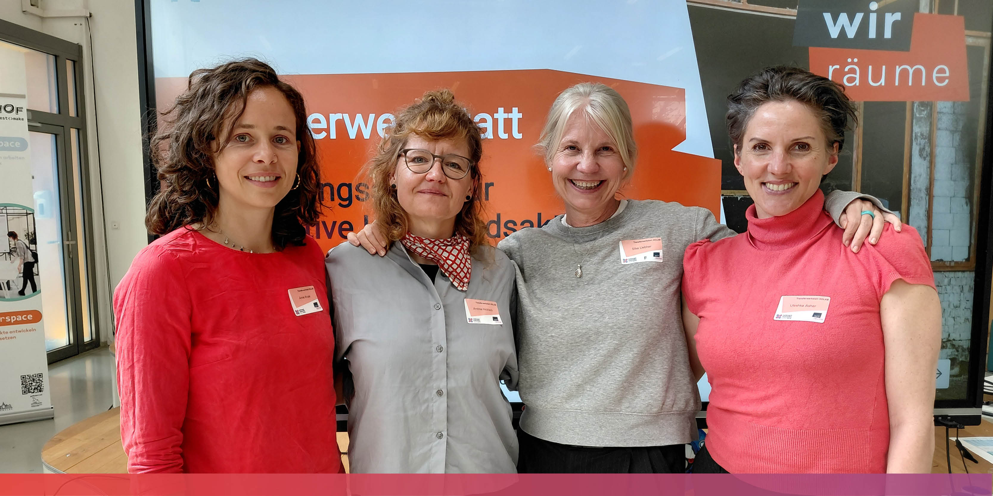 Vier Frauen in roten Shirts lächeln in die Kamera. Zu sehen sind: Silke Liebher, Wirtschaftsförderin der Stadt Prenzlau (2. v. r.), mit dem WIR-Räume-Projektteam Anne Kruse, Andrea Nickisch und Uleshka Asher (v. l. n. r.)