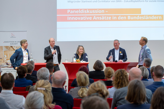 Paneldiskussion an Stehtischen mit v.l.n.r. Tino Kreßner, Dr. Oliver Brandt, Birgit Kubisch-Hillebrand und Dr. Matthias Kirbach, daneben Moderator Sebastian Schultz.