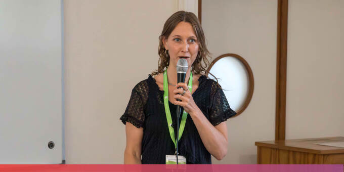 Marie Quiter, Projektreferentin Come2Care, spricht in ein Mikrofon.