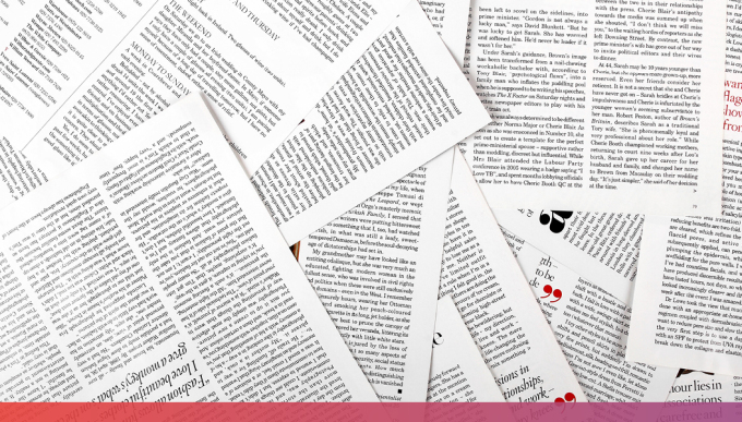 Viele übereinandergestalpelte Zeitungsseiten.